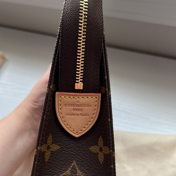 Louis Vuitton Monogram Toiletry Pouch 19 ✨ - Picture 3 of 7